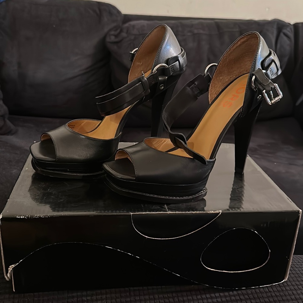 Micheal Kors black strap sandals